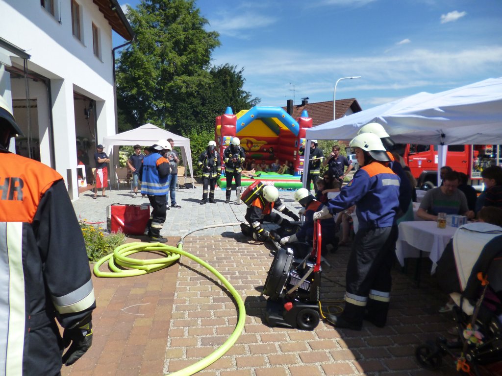 Person gerettet, Belüftungsgerät wird vorbereitet